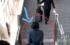 组图：王菲独自现身日本机场青春时尚长腿纤细走路带风