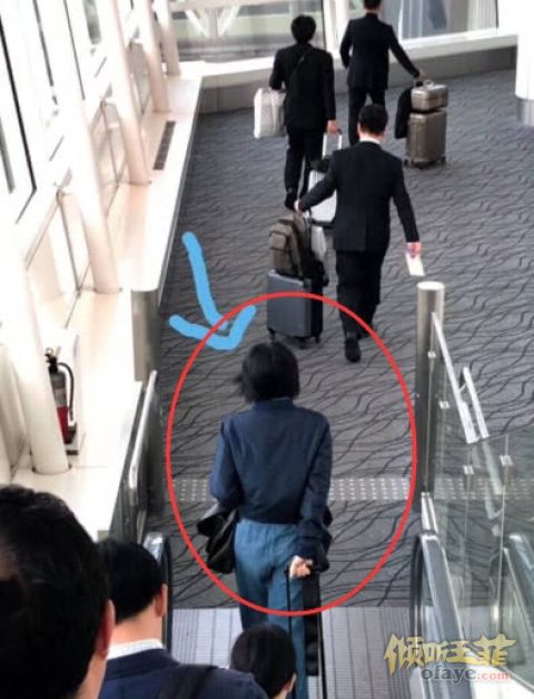 组图：王菲独自现身日本机场青春时尚长腿纤细走路带风