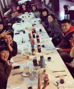 王菲印度双手合十打坐祈福 两麻花辫造型似少女