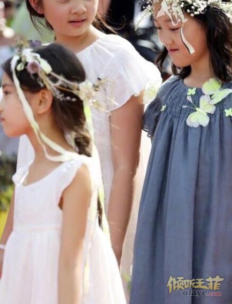 王菲女儿李嫣和黄磊女儿多多在巴黎春夏儿童时装秀上同台走秀