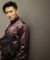 组图：谢霆锋穿紫色夹克魅力十足手拿墨镜酷帅又有型