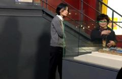 组图：王菲现身录制《国家宝藏2》穿灰色长大衣走路带风