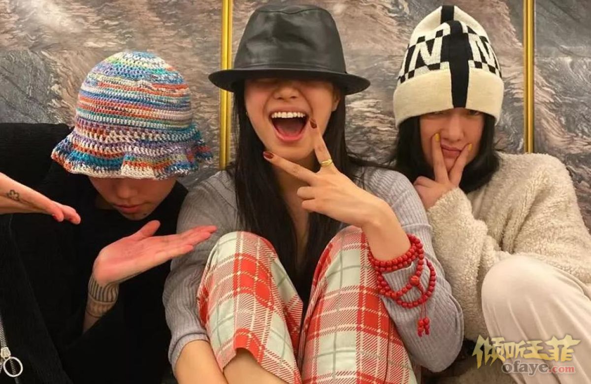 组图：窦靖童平安夜晒与周迅合影合照捏女友人脸颊超亲昵