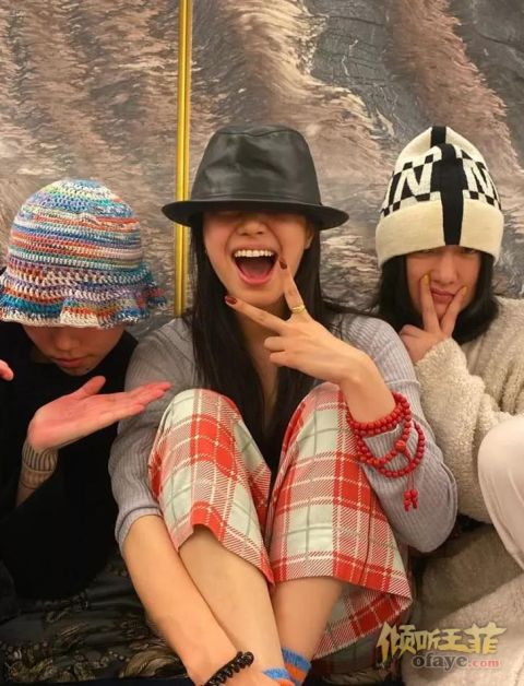 组图：窦靖童平安夜晒与周迅合影合照捏女友人脸颊超亲昵