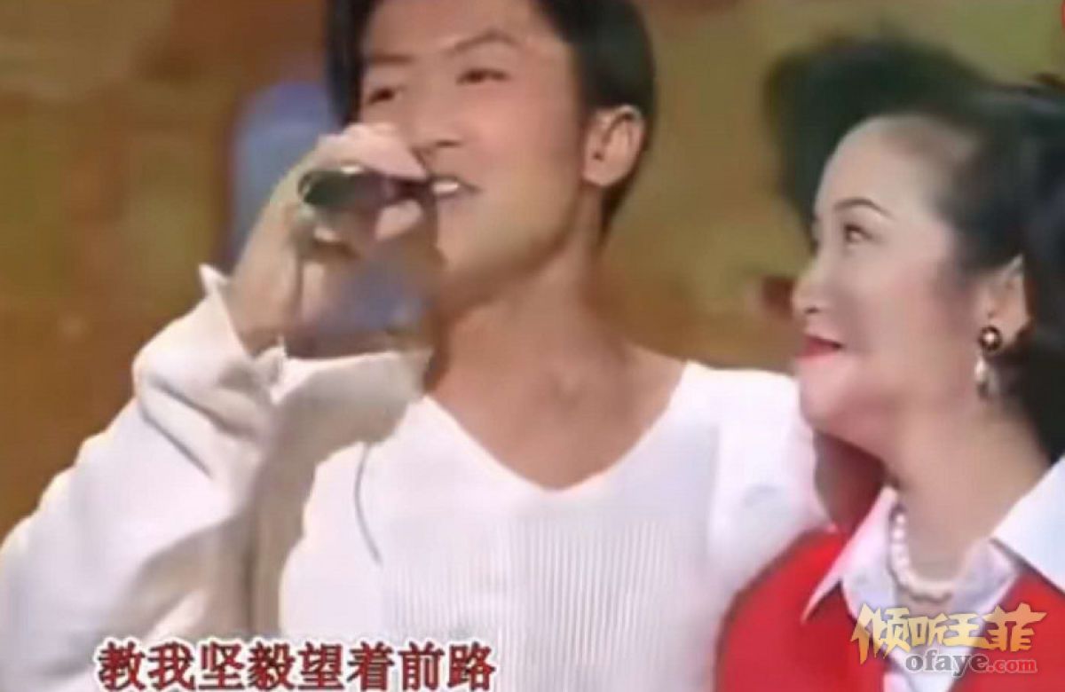 组图：谢霆锋15岁旧照曝光紧搂妈妈狄波拉面容青涩颜值在线