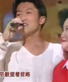 组图：谢霆锋15岁旧照曝光紧搂妈妈狄波拉面容青涩颜值在线