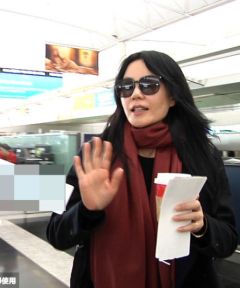 王菲谢霆锋同机返京 懒理张柏芝网传死讯