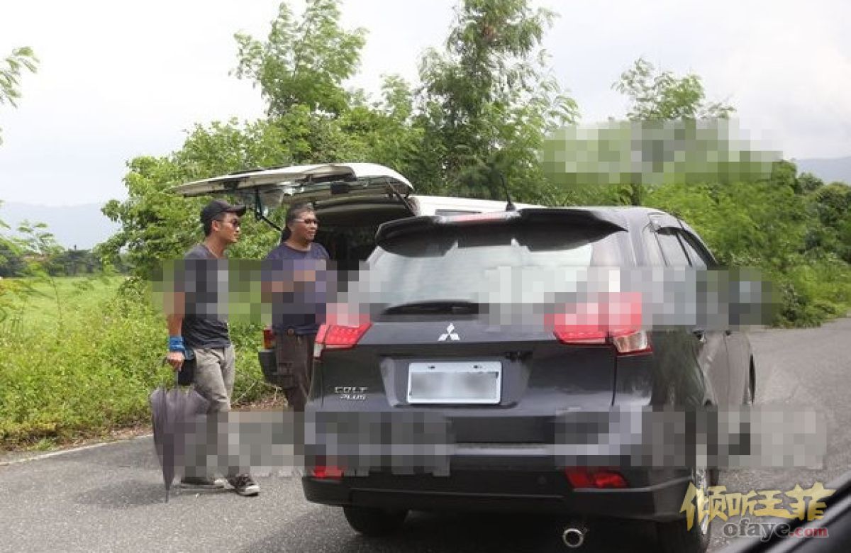 王菲台湾拍广告 白衫露美腿手频捂肚