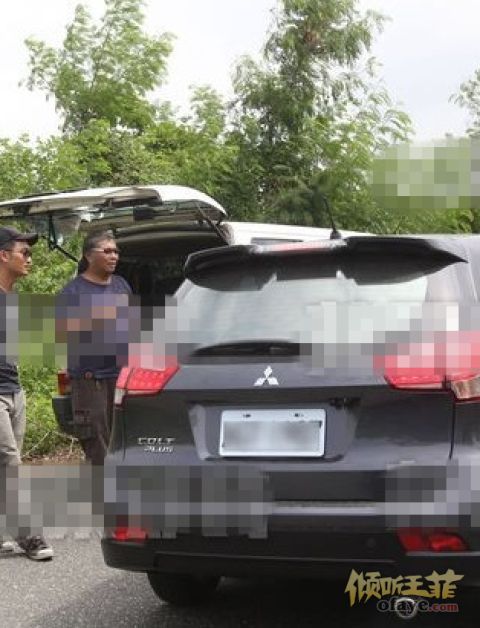 王菲台湾拍广告 白衫露美腿手频捂肚