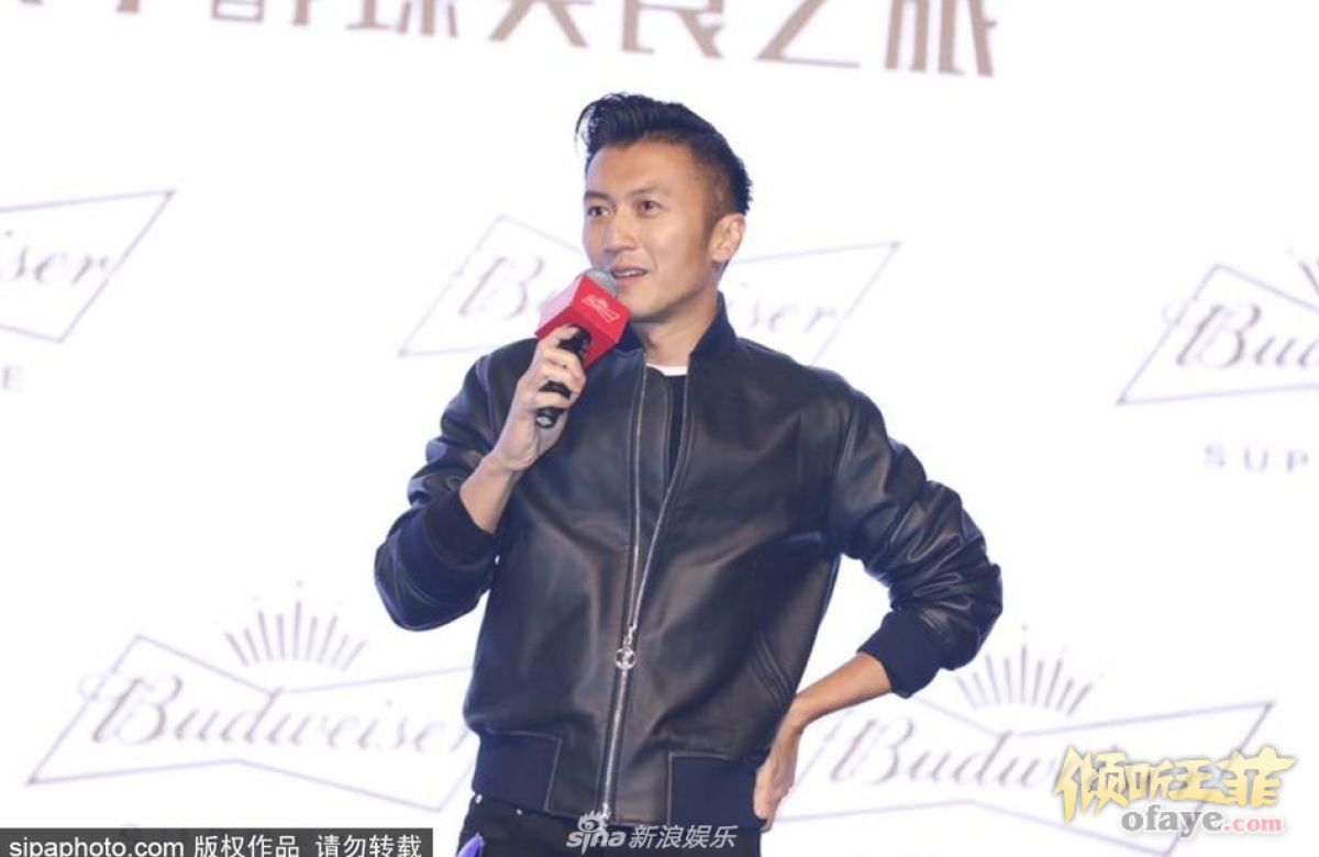 组图：“厨师”谢霆锋成都出席美食活动黑色皮衣帅气依旧