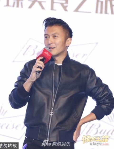 组图：“厨师”谢霆锋成都出席美食活动黑色皮衣帅气依旧