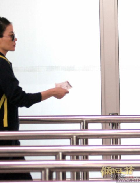 王菲逃离北京雾霾天 黑超抵上海个性依旧