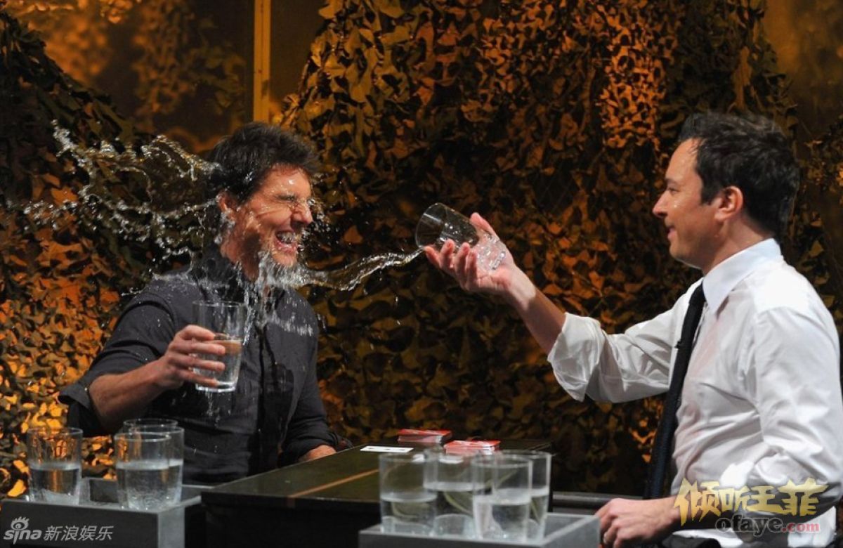 王菲慈善拍卖露可爱表情