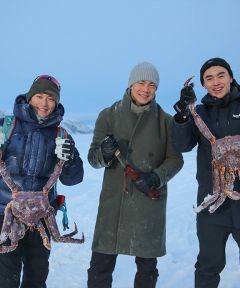 组图：谢霆锋阮经天挪威大尝帝王蟹共住冰屋开启卧谈模式