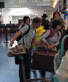 组图：网友日本机场偶遇王菲回国还被目击与谢霆锋约会