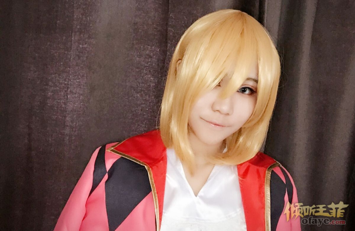组图：窦唯小女儿COS《哈尔的移动城堡》金发红披风