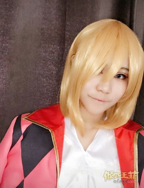 组图：窦唯小女儿COS《哈尔的移动城堡》金发红披风