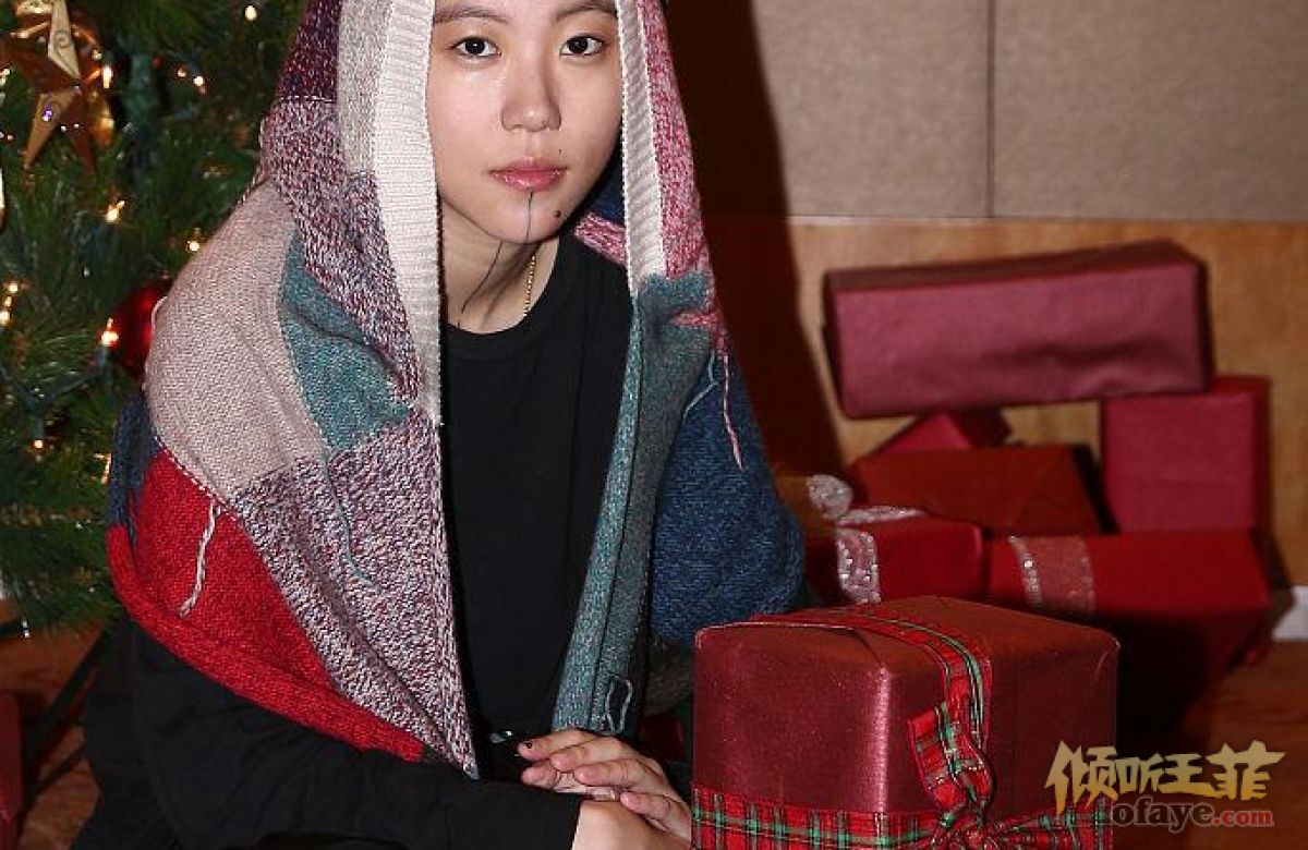 组图：窦靖童顶光头抱礼物坐地萌翻坐窗前凹造型文艺气质爆棚