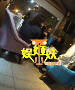 组图：有新恋情了？李亚鹏携神秘女聚会亲密挽手被拍