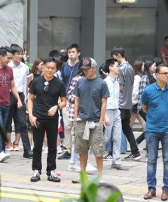 组图：谢霆锋现身街头墨镜遮面双手插兜帅气有型