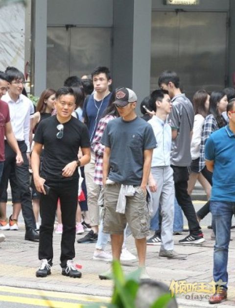 组图：谢霆锋现身街头墨镜遮面双手插兜帅气有型