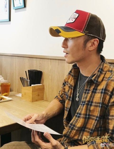 组图：谢霆锋一身休闲装现身被偶遇摆搞怪pose拍照超随性