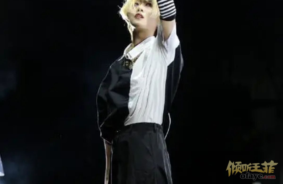 组图：窦唯18岁小女儿演出近照曝光染金发造型前卫个性十足