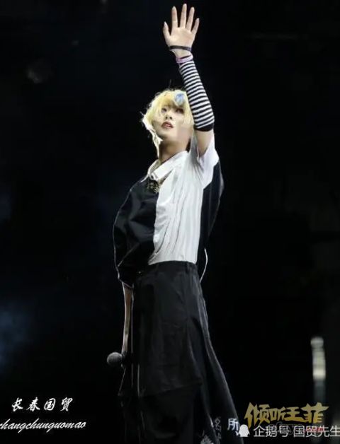 组图：窦唯18岁小女儿演出近照曝光染金发造型前卫个性十足