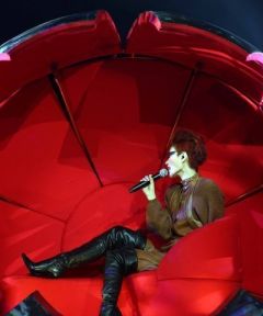 王菲广州个唱薄纱秀玉腿 连换数套礼服魅力百变(图)