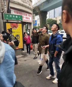 组图：网曝谢霆锋潘玮柏厦门逛市场疑拍摄《锋味》