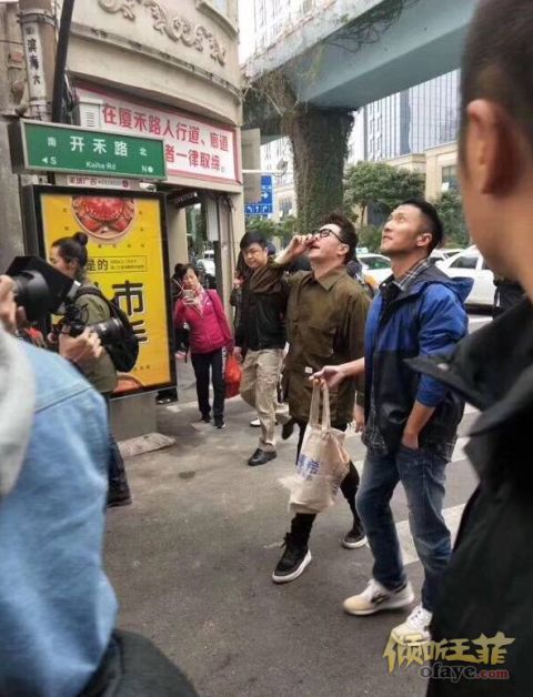 组图：网曝谢霆锋潘玮柏厦门逛市场疑拍摄《锋味》