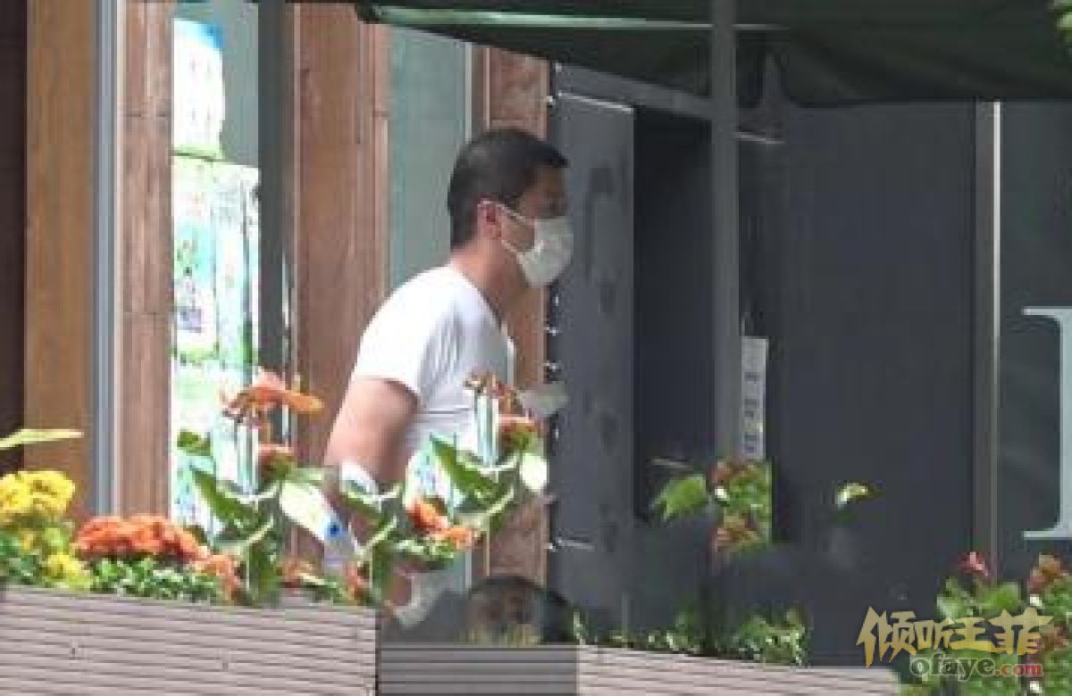 组图：为生意发愁？李亚鹏只身出入按摩店全程眉头紧皱
