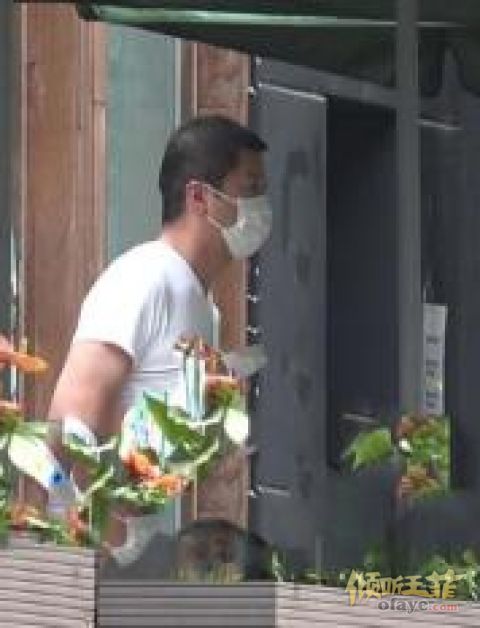 组图：为生意发愁？李亚鹏只身出入按摩店全程眉头紧皱