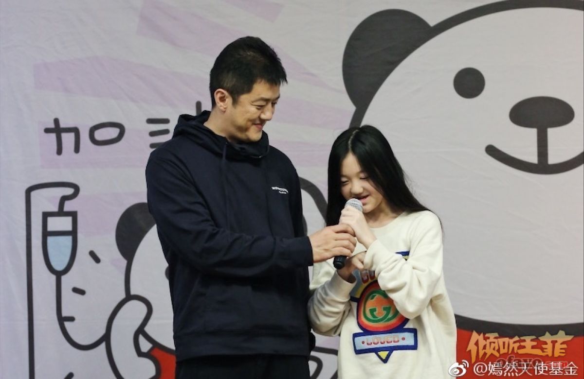 组图：时隔12年李嫣随李亚鹏首赴新疆为唇腭裂家庭90度鞠躬
