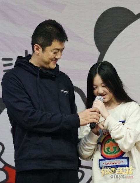 组图：时隔12年李嫣随李亚鹏首赴新疆为唇腭裂家庭90度鞠躬