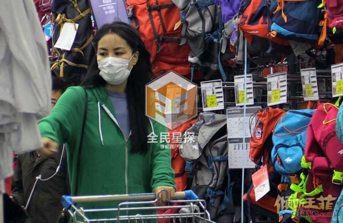 天后王菲平民扫货身材高挑 与妇女大聊