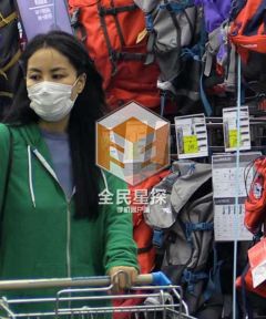 天后王菲平民扫货身材高挑 与妇女大聊