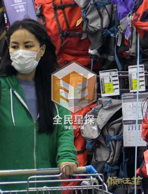 天后王菲平民扫货身材高挑 与妇女大聊