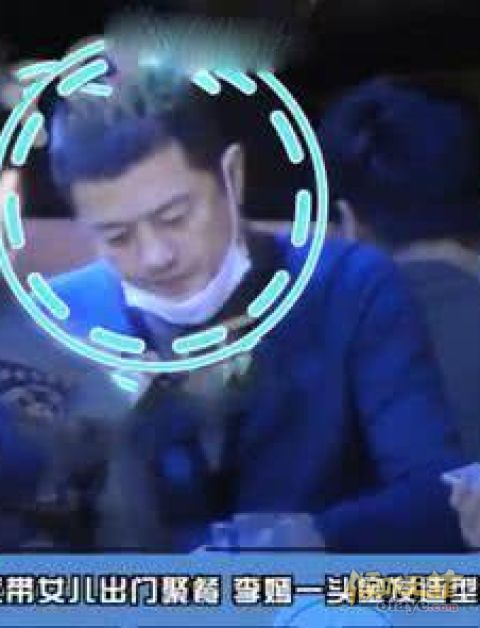 组图：李亚鹏深夜带女儿吃路边摊李嫣摘口罩笑容满面热聊