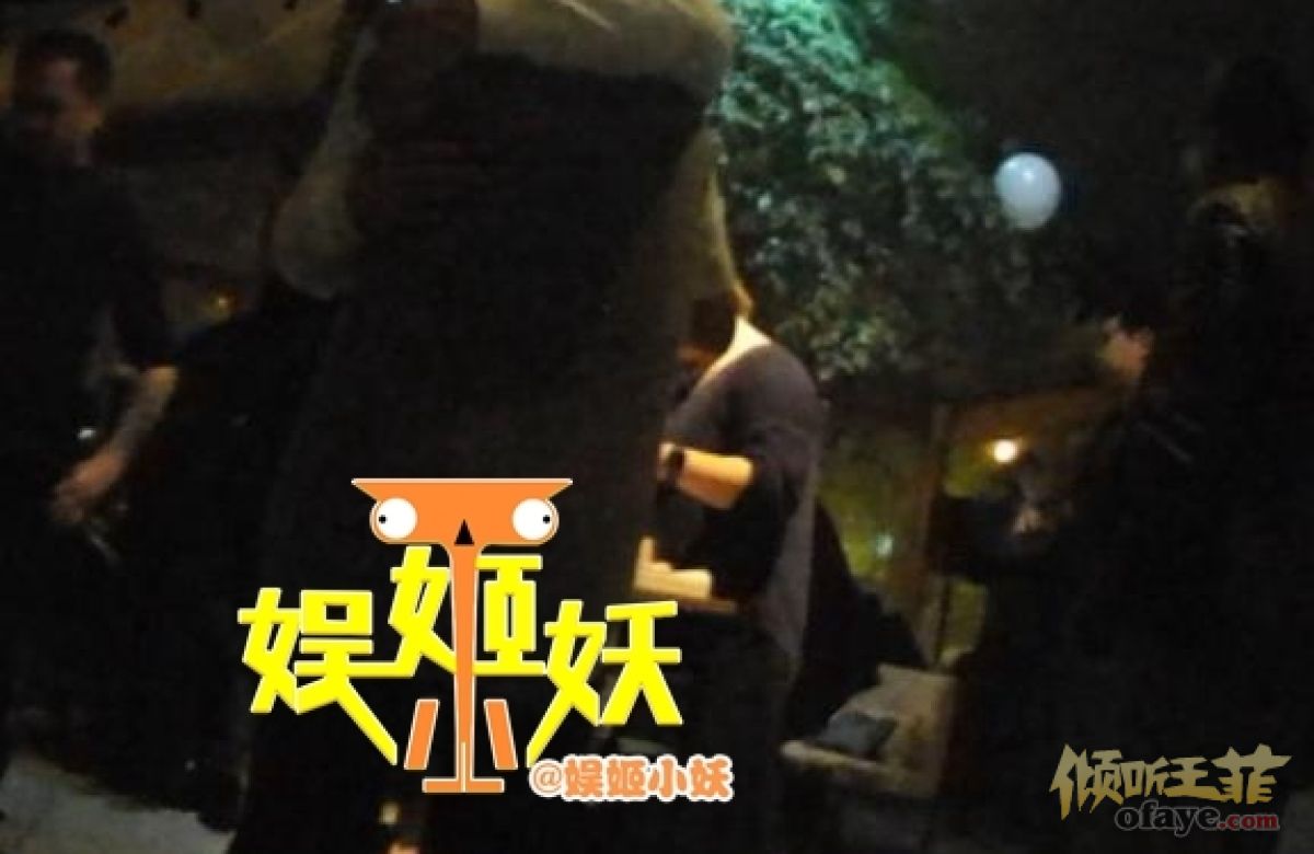 组图：王菲李亚鹏罕见合体景岗山老婆庆生圈内大咖齐助阵