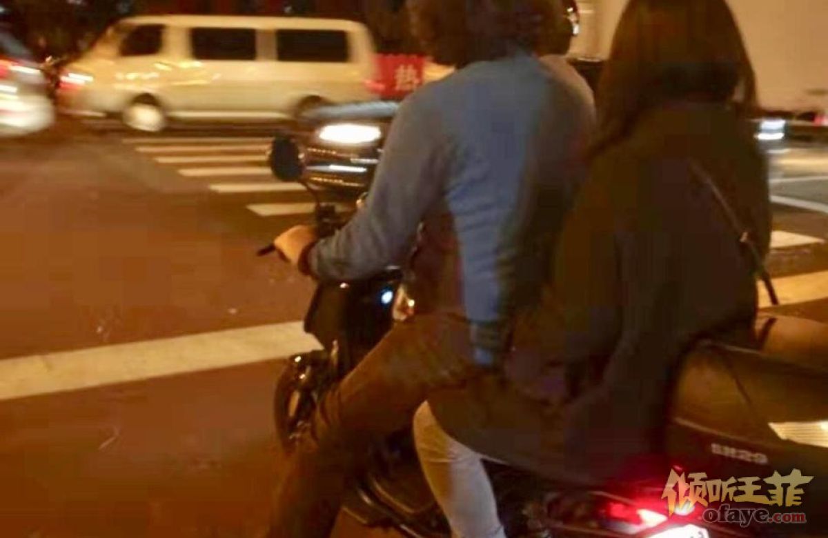 组图：50岁窦唯近照曝光骑电瓶车出街兜风后座是一长发女子