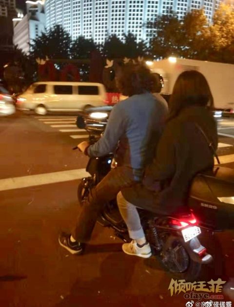 组图：50岁窦唯近照曝光骑电瓶车出街兜风后座是一长发女子