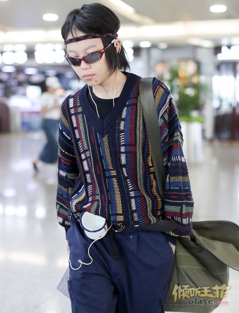 组图：窦靖童绑发带配墨镜潮翻天腰挎搪瓷缸造型不羁