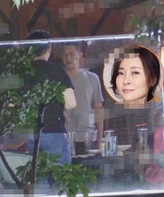 组图：柯蓝现身李亚鹏饭店黄志忠和闺蜜们一起作陪