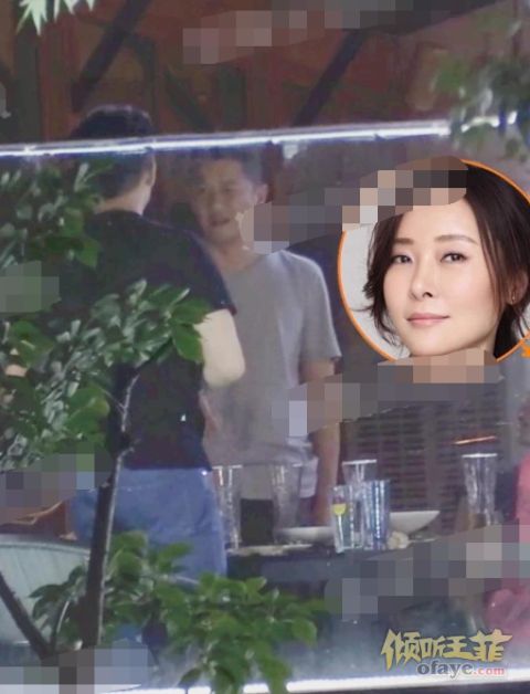 组图：柯蓝现身李亚鹏饭店黄志忠和闺蜜们一起作陪
