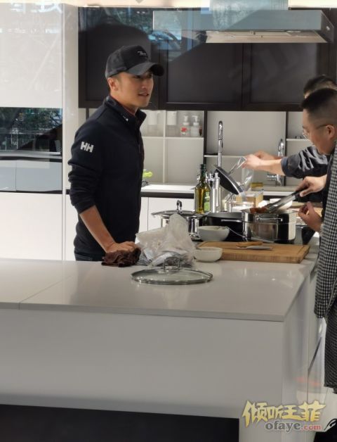 组图：网友偶遇谢霆锋亲自烹饪秀厨艺引路人围观