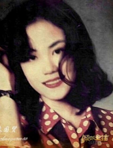 组图：王菲早年旧照大秀长腿波点上衣搭皮裤风情十足