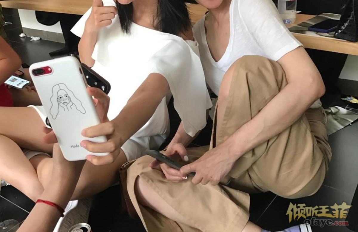 组图：王菲走秀前私照新鲜曝光盘腿和好友瞪眼自拍随性可爱