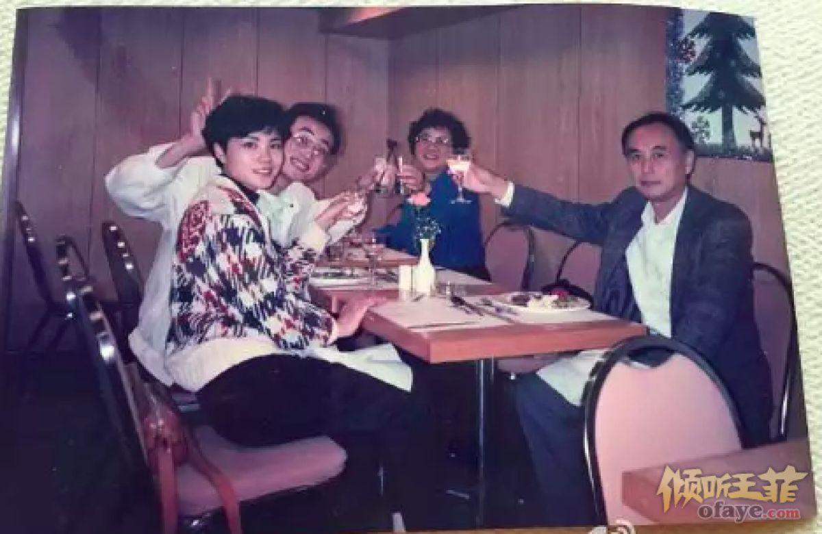 组图：王菲全家福旧照曝光星范儿足爸爸气宇轩昂妈妈端庄大方