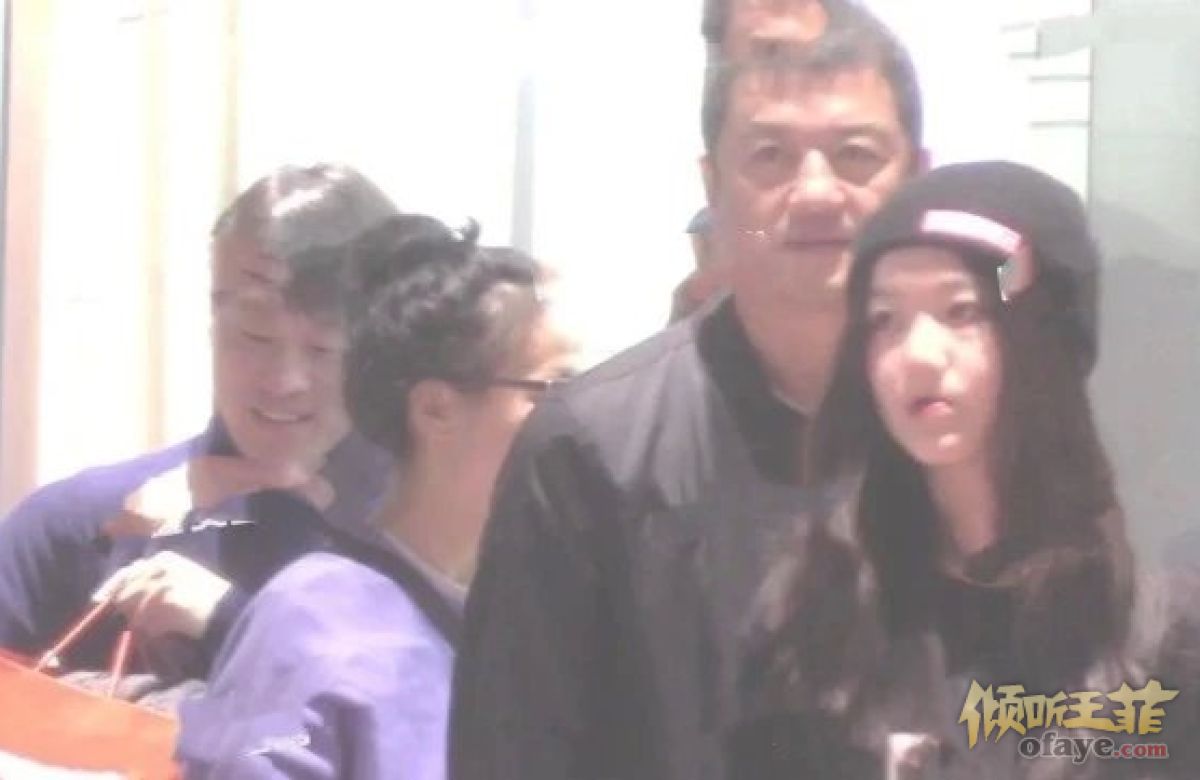 组图：13岁李嫣陪李亚鹏逛街化身爸爸的服装指导